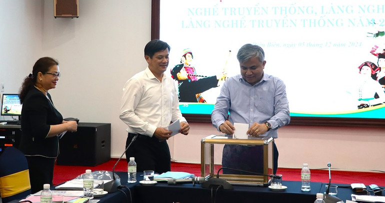 Thành viên Hội đồng xét công nhận nghề truyền thống, làng nghề, làng nghề truyền thống tỉnh Điện Biên bỏ phiếu công nhận bốn nghề truyền thống của hai đồng bào dân tộc thiểu số tại huyện Tủa Chùa.