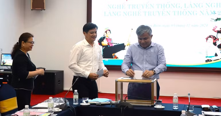 Thành viên Hội đồng xét công nhận nghề truyền thống, làng nghề, làng nghề truyền thống tỉnh Điện Biên bỏ phiếu công nhận bốn nghề truyền thống của hai đồng bào dân tộc thiểu số tại huyện Tủa Chùa.