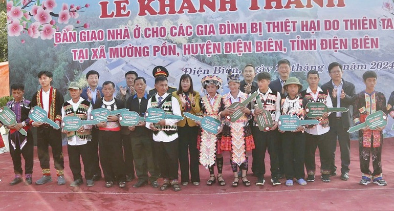 Các đồng chí lãnh đạo tỉnh Điện Biên trao chìa khóa nhà (tượng trưng) cho các gia đình ở điểm bản Huổi Ké.