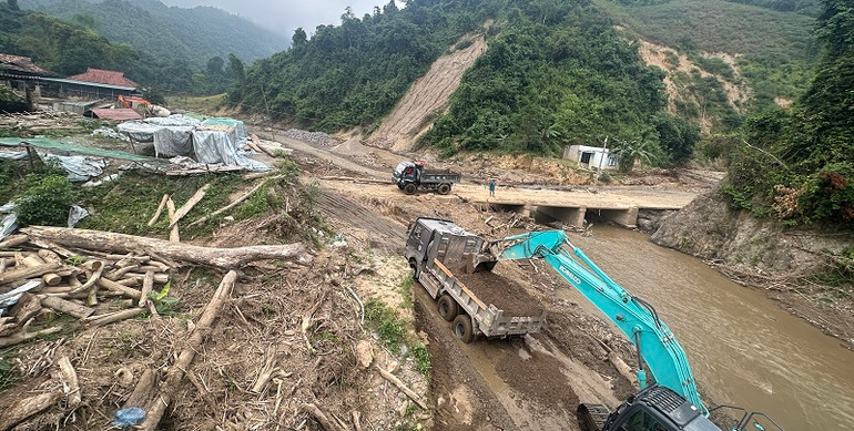 Các đơn vị đang đẩy nhanh tiến độ khắc phục hậu quả lũ quét tại Mường Pồn.