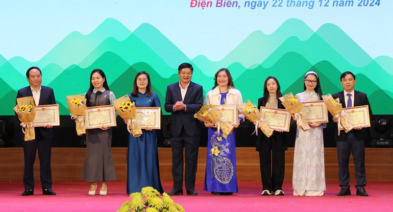 Đồng chí Lê Thành Đô, Chủ tịch Ủy ban nhân dân tỉnh Điện Biên trao Bằng khen tặng các tập thể có nhiều thành tích trong các hoạt động Năm Du lịch quốc gia - Điện Biên 2024.