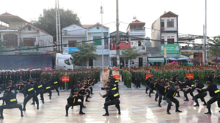 Khối cảnh sát cơ động biểu diễn võ thuật tại lễ ra quân.