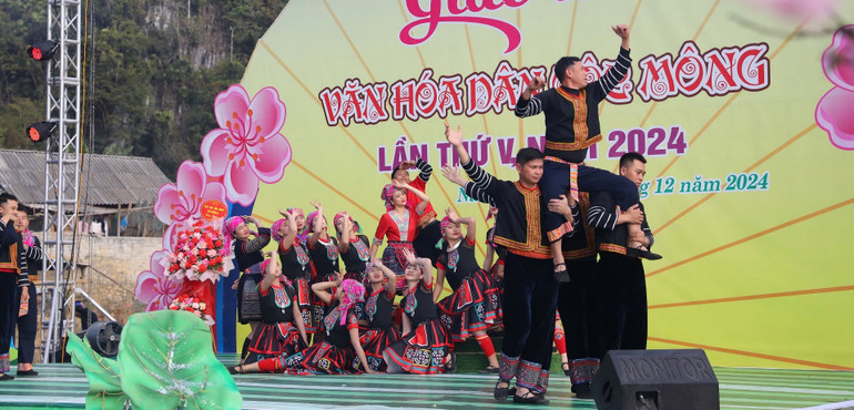 Được mùa, cuộc sống ngày càng ấm no, những ngày này bà con đồng bào dân tộc thiểu số tỉnh Điện Biên hân hoan đón xuân mới về...