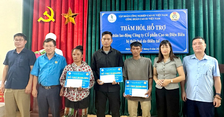 Đồng chí Cao Thị Tuyết Lan, Bí thư Huyện ủy Điện Biên cùng lãnh đạo Công ty Cổ phần Cao-su Điện Biên trao quà hỗ trợ các gia đình công nhân bị thiệt hại do lũ quét.