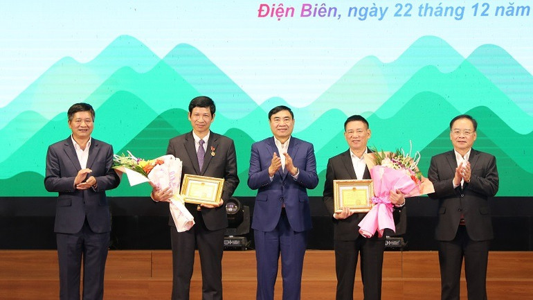 Đồng chí Trần Quốc Cường, Bí thư Tỉnh ủy Điện Biên cùng các đồng chí lãnh đạo tỉnh Điện Biên trao Kỷ niệm chương của tỉnh Điện Biên tặng đồng chí Phó Thủ tướng Hồ Đức Phớc và đồng chí Hồ An Phong, Thứ trưởng Văn hóa, Thể thao và Du lịch.