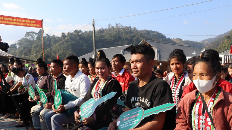 Niềm vui của các gia đình dân tộc H'Mông, Khơ Mú và dân tộc Thái ở xã Mường Pồn, huyện Điện Biên khi được nhận nhà mới trước thềm xuân mới.