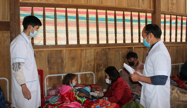Trẻ em xã Pú Xi, huyện Tuần Giáo mắc bệnh sởi được thu dung điều trị tại địa bàn.