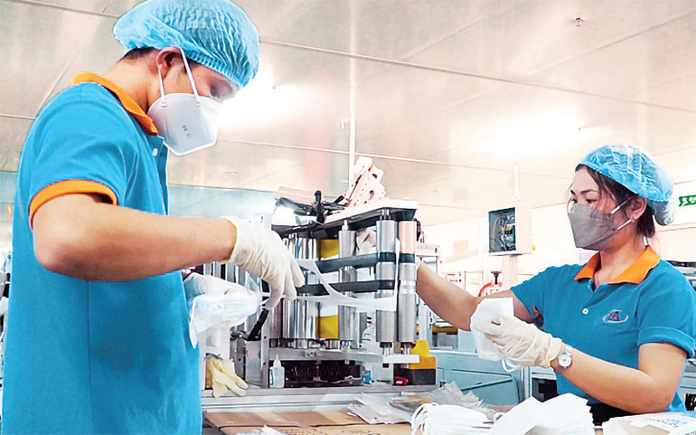 Lao động ở Công ty TNHH Sản xuất Thương mại thiết bị Nam Anh, Thành phố Hồ Chí Minh. (Ảnh: Quang Quý)