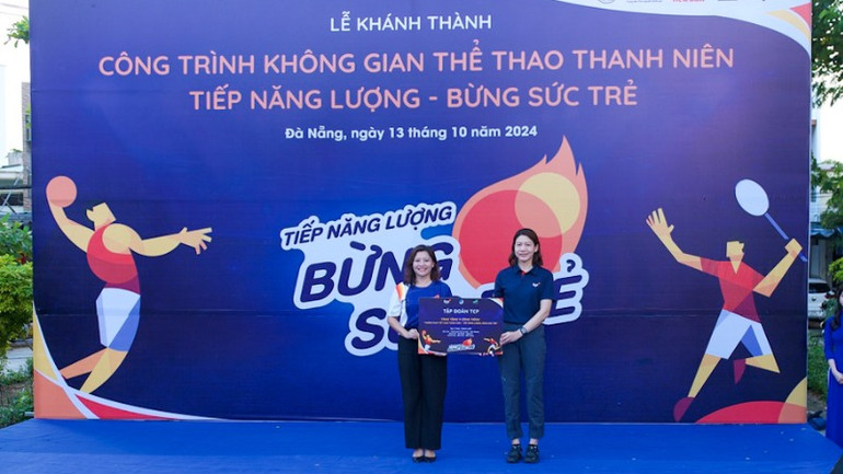 Trao bảng tượng trưng công trình Không gian thể thao thanh niên.