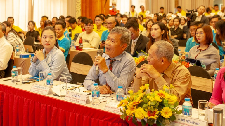 Ông Trần Trà, nguyên Chủ tịch Hội Hướng dẫn viên du lịch Đà Nẵng đặt câu hỏi cho thí sinh.