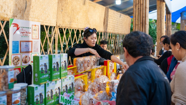 Phiên chợ thu hút sự tham gia đông đảo của người dân.