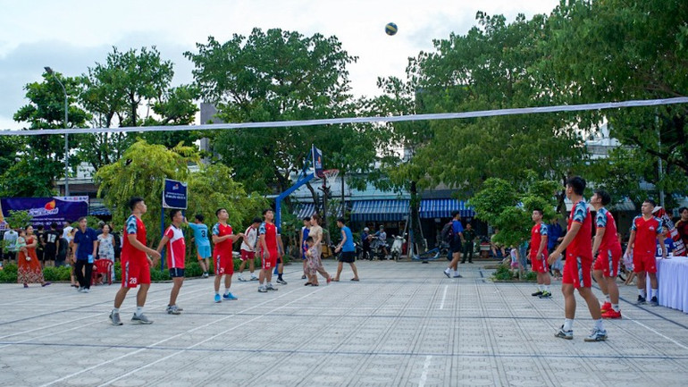 Thanh niên ra sân đánh bóng chuyền trong ngày khánh thành.