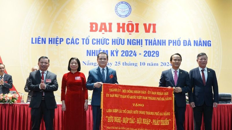 Thường trực Thành ủy Đà Nẵng trao tặng bức trướng Đại hội. Thường trực Thành ủy Đà Nẵng trao tặng bức trướng Đại hội.