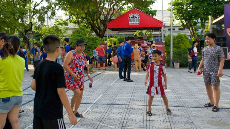 Cộng đồng dân cư đón nhận và tham gia sôi nổi tại buổi lễ.