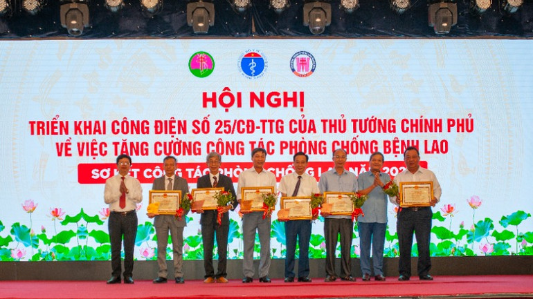 Các cá nhân và tập thể nhận Giải thưởng Phạm Ngọc Thạch về công tác phòng, chống lao và bệnh phổi lần thứ VII.