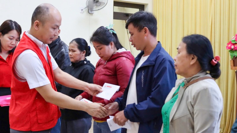 Đại diện lãnh đạo Hội Chữ thập đỏ thành phố trao quà hỗ trợ. Đại diện lãnh đạo Hội Chữ thập đỏ thành phố trao quà hỗ trợ.