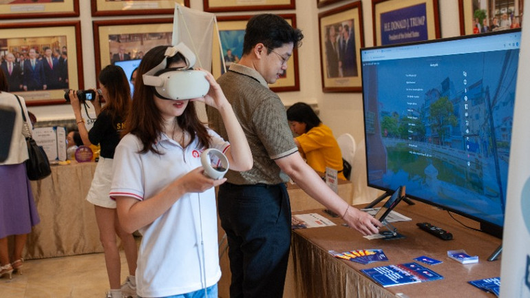 Đại biểu trải nghiệm các công nghệ số tại hội thảo.