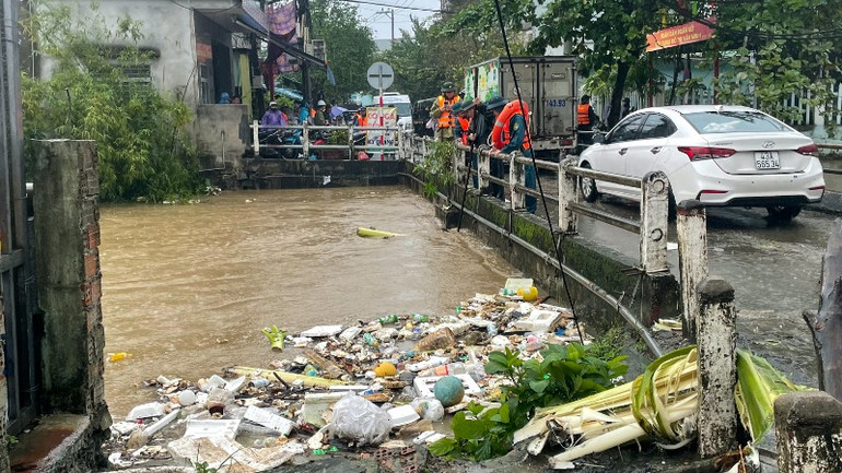Rác thải dồn về khu vực Mẹ Suốt theo dòng chảy trong sáng 5/11.