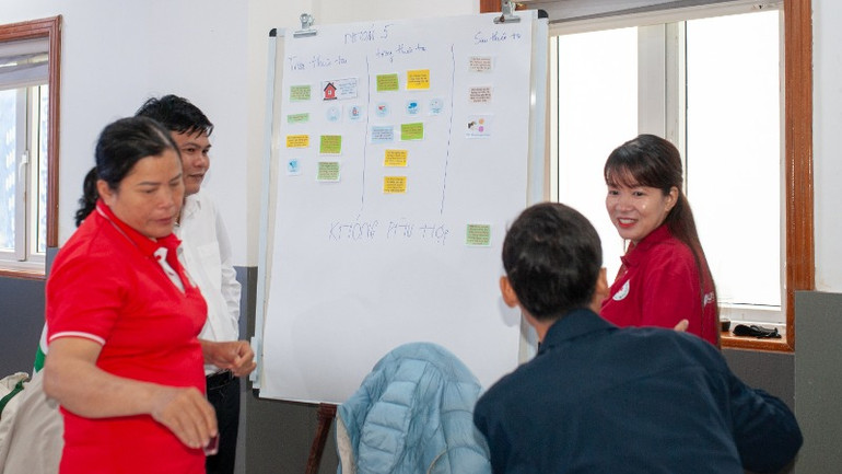 Các đại biểu tại hội thảo trao đổi về dự án.