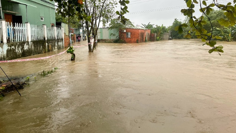 Nước lũ dâng cao ngang mặt đường tại cầu Mẹ Suốt.