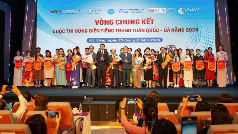 Ban Tổ chức tặng hoa Ban Giám khảo Cuộc thi.