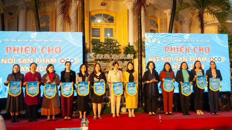 Trao cờ lưu niệm cho các đại diện các đơn vị tham gia.