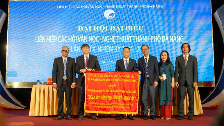 Lãnh đạo thành phố Đà Nẵng trao bức trướng.