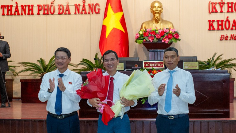 Lãnh đạo Hội đồng nhân dân và Ủy ban nhân dân thành phố trao hoa chúc mừng đồng chí Nguyễn Hữu Lợi.