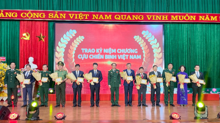 Lễ trao Kỷ niệm chương Cựu chiến binh Việt Nam. Lễ trao Kỷ niệm chương Cựu chiến binh Việt Nam.