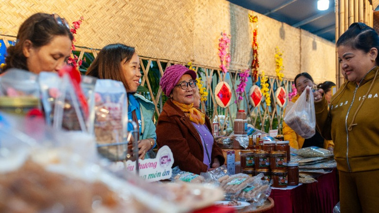 Phiên chợ có nhiều sản phẩm từ nông sản, thủ công mỹ nghệ, thực phẩm chế biến sẵn đến các sản phẩm đặc sản vùng miền.