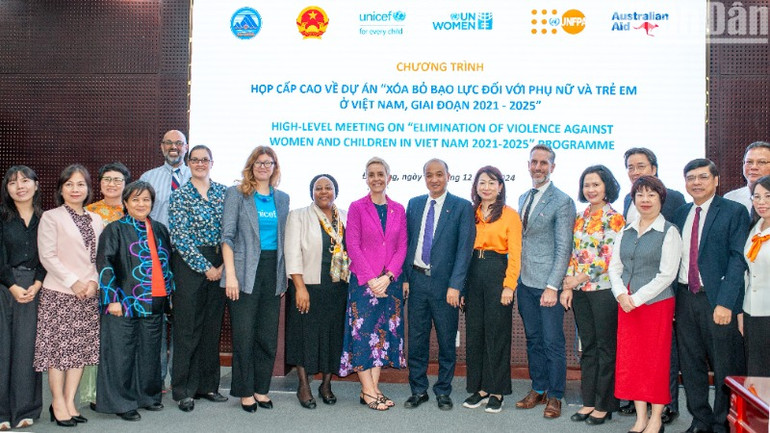 Các đại biểu chụp hình lưu niệm. Các đại biểu chụp hình lưu niệm.