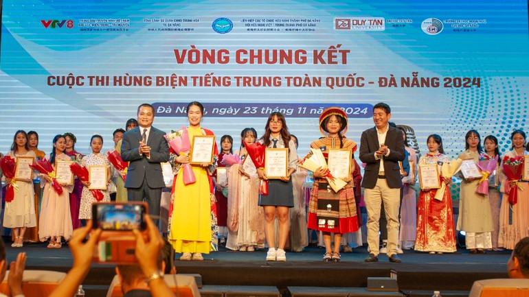 Các thí sinh đạt giải Nhì tại cuộc thi.