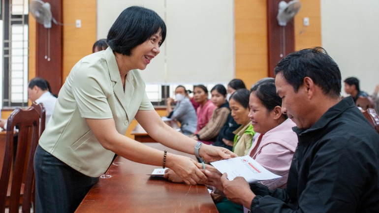 Đại diện lãnh đạo Đảng ủy Khối các cơ quan thành phố Đà Nẵng trao quà. Đại diện lãnh đạo Đảng ủy Khối các cơ quan thành phố Đà Nẵng trao quà.