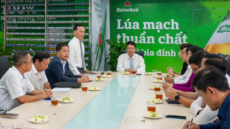 Đoàn công tác lắng nghe đại diện doanh nghiệp phát biểu tình hình sản xuất, kinh doanh.