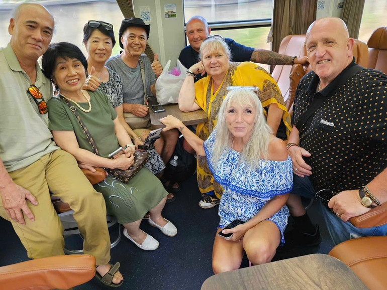 Ông Mark Wickham (ngoài cùng bên phải) cùng hành khách trải nghiệm trên chuyến tàu “Kết nối di sản miền trung”. Ông Mark Wickham (ngoài cùng bên phải) cùng hành khách trải nghiệm trên chuyến tàu “Kết nối di sản miền trung”.