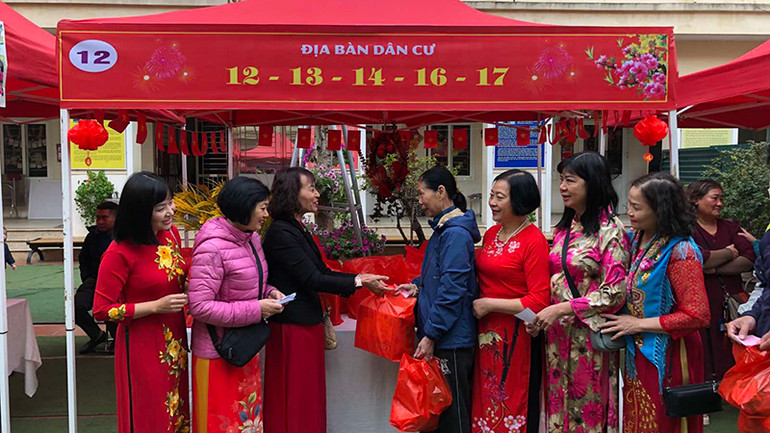 Tặng quà Tết cho người dân phường Vĩnh Tuy có hoàn cảnh khó khăn trong Chợ Tết nhân ái Ất Tỵ 2025