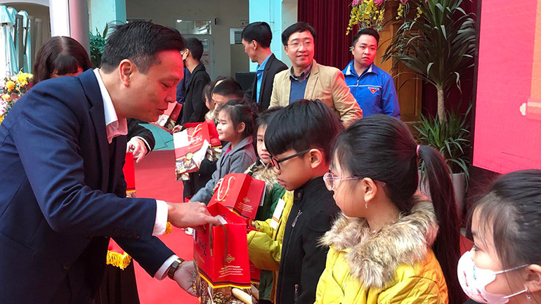Phó Chủ tịch Ủy ban Mặt trận Tổ quốc Việt Nam quận Hai Bà Trưng Tạ Anh Tuấn tặng quà các cháu học sinh
