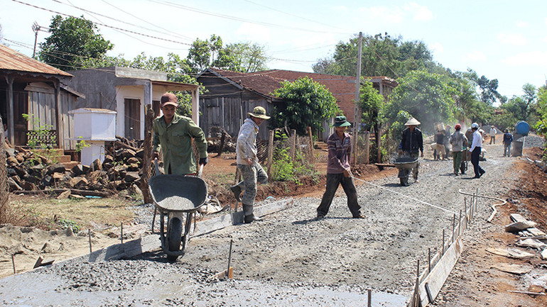 Người dân làm đường xây dựng nông thôn mới. Người dân làm đường xây dựng nông thôn mới.