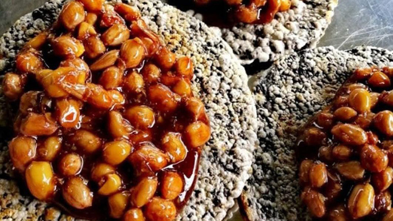 Mật mía là nguyên liệu để làm các sản phẩm bánh kẹo mang hương vị đặc biệt. Mật mía là nguyên liệu để làm các sản phẩm bánh kẹo mang hương vị đặc biệt.