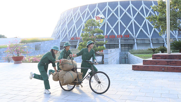 Học sinh tham gia chương trình trải nghiệm “Chúng em làm chiến sĩ Điện Biên”.