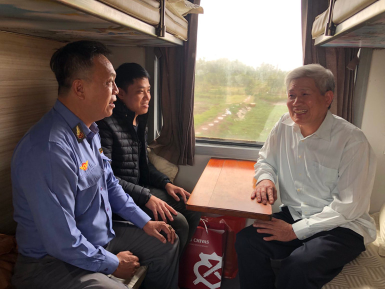 Ông Mai Xuân Dương hồ hởi trò chuyện trên đường về quê.