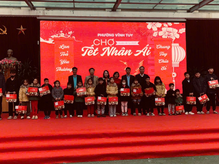 Tặng quà cho các cháu học sinh tại Chương trình Chợ Tết nhân ái Xuân Ất Tỵ 2025.