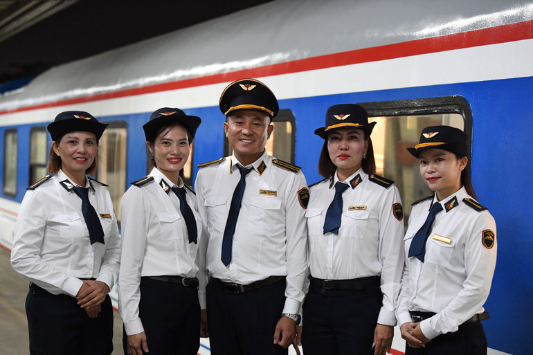 Trưởng tàu Đặng Văn Hưng (giữa) và các nhân viên tổ tàu Trưởng tàu Đặng Văn Hưng (giữa) và các nhân viên tổ tàu