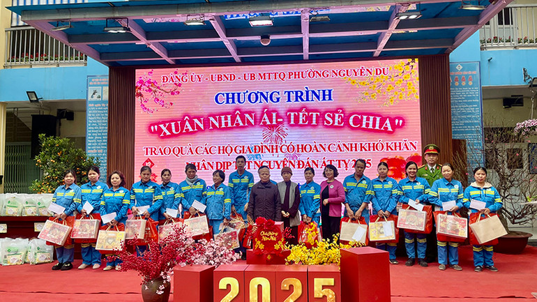 Công nhân vệ sinh môi trường nhận quà Tết.