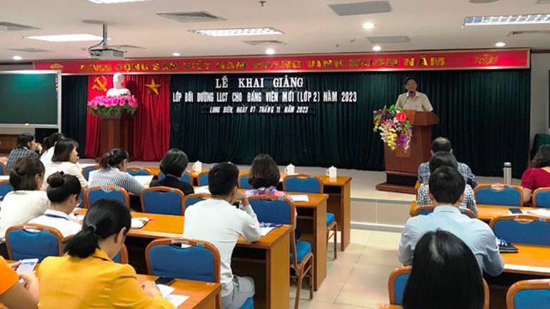 Khai giảng lớp bồi dưỡng lý luận chính trị cho đảng viên mới. Khai giảng lớp bồi dưỡng lý luận chính trị cho đảng viên mới.