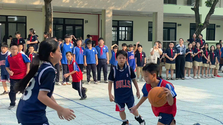 Câu lạc bộ thể thao thu hút học sinh tham gia.