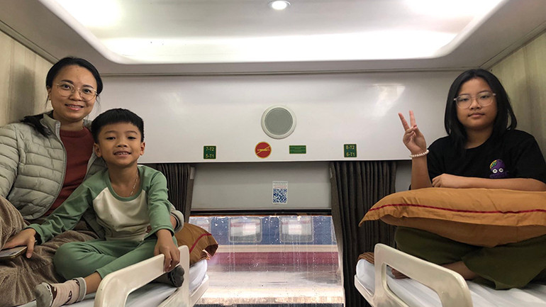 Niềm vui của hành khách trên chuyến tàu về quê đoàn viên ngày Tết.