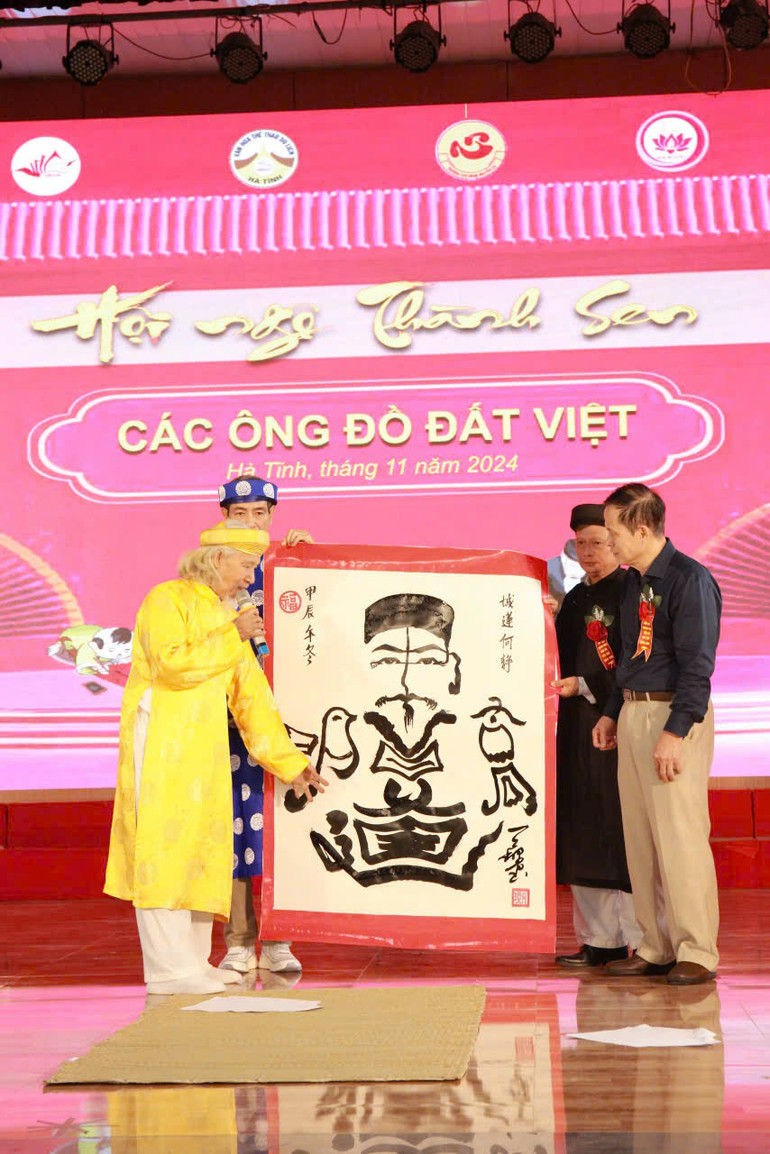 Nhà thư pháp Lê Thiên Lý với tác phẩm thư pháp sáng tác theo thể nhân diện thư.