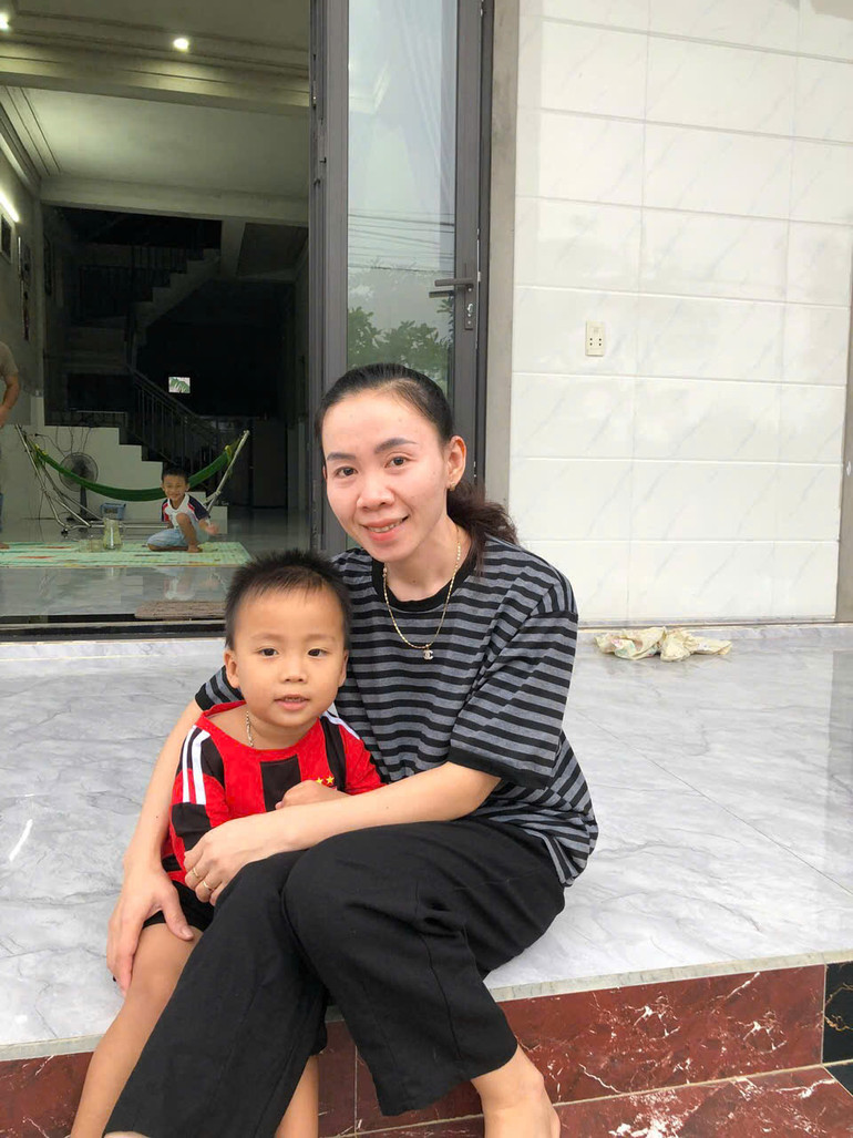 Chị Nguyễn Thị Nhâm và con trai Trương Quốc Huy Chị Nguyễn Thị Nhâm và con trai Trương Quốc Huy