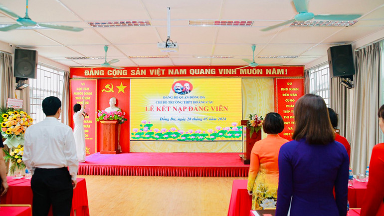 Chi bộ trường THPT Hoàng Cầu tổ chức lễ kết nạp đảng viên.